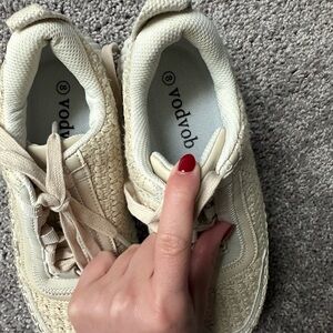 Women's Cream Sneakers Vodvob
